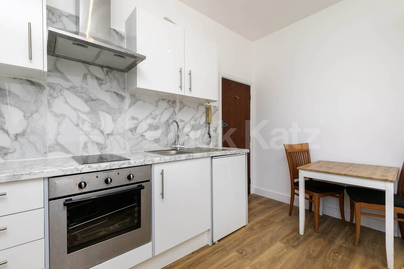 			Studio Apartment, 1 bath, 1 reception Apartment			 Ash Grove , Cricklewood (Inclusive of Council tax, Gas+ Water)